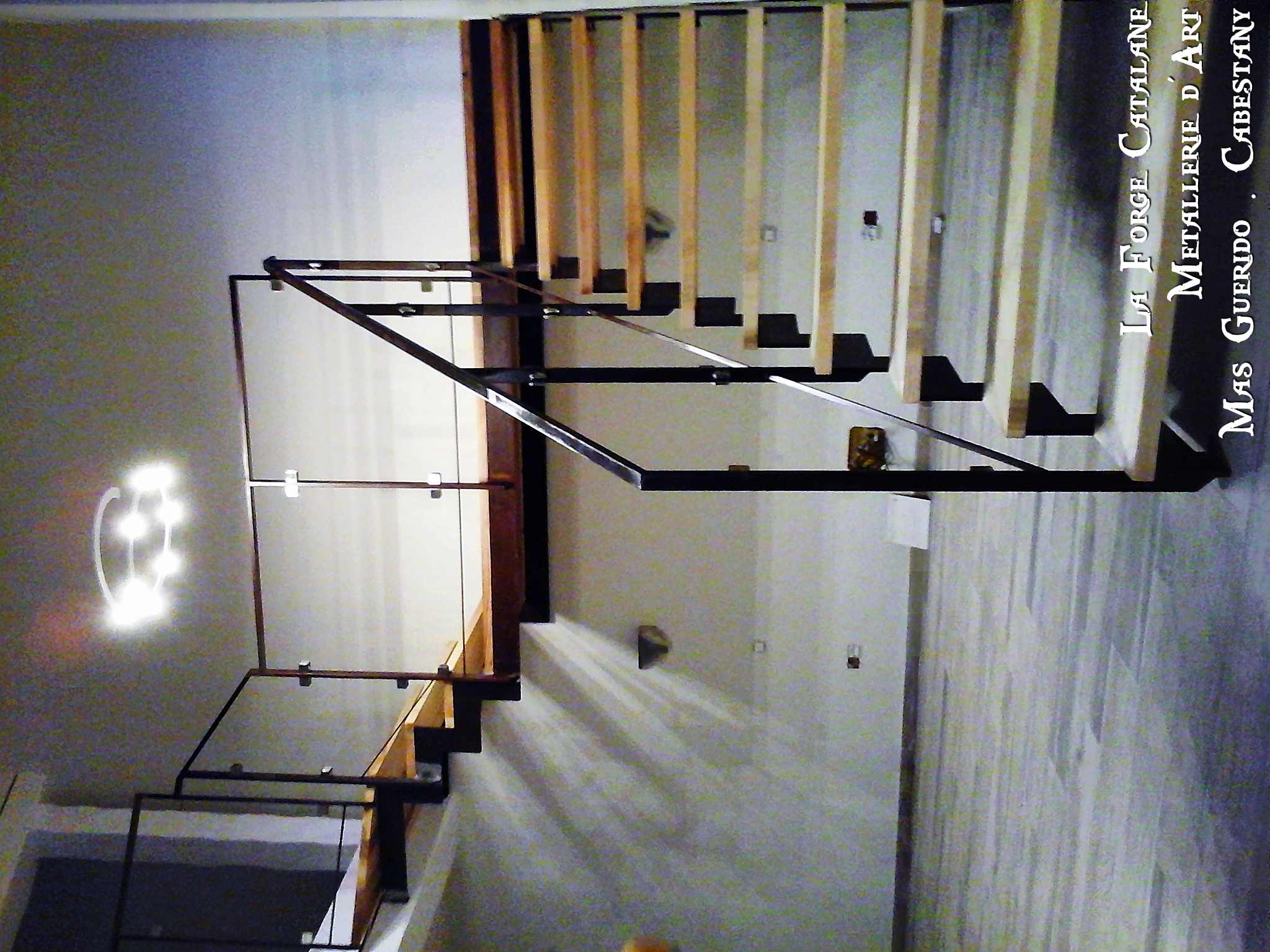 rampant et garde corps vitre sur escalier marches bois fer forge catalane (3).jpg